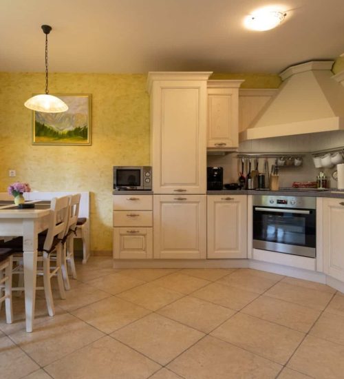Kuhinja apartmaja Krvavec z jedilnim kotom, idealna za pripravo obrokov med bivanjem na Kriški planini